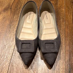Tahari gray flat